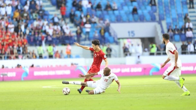 Nguyên Công Phuong (maillot rouge) lors du match entre le Vietnam et la Jordanie, le 20 janvier dans le cadre des huitièmes de finale de l'Asian Cup 2019. Photo : VNA