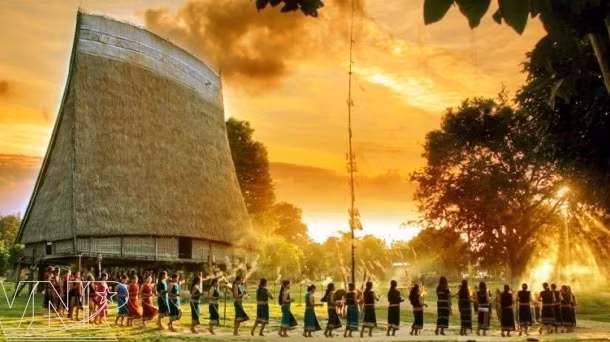 Les activités culturelles se déroulent à la maison communautaire traditionnelle. Photo: VNP.