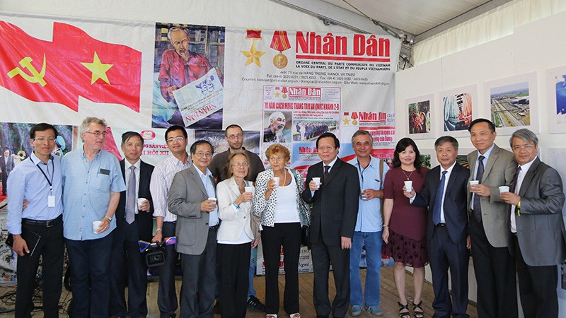 La délégation du Journal Nhân Dân lors de la Fête de l'Humanité en 2016. Photo : NDEL.