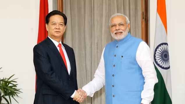 Le Premier ministre vietnamien, Nguyên Tân Dung (gauche), et son homologue indien, Narendra Modi. Photo: VNA.