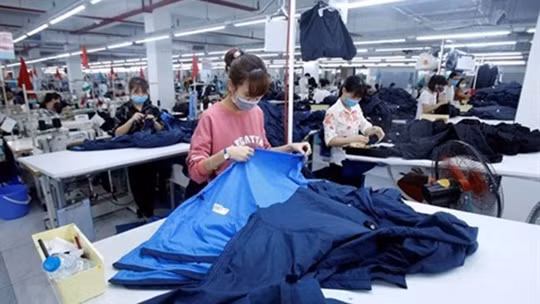 Dans la société par actions du textile et des services Hung Long, district de My Hào, province de Hung Yên (au Nord). Photo : VNA/CVN.