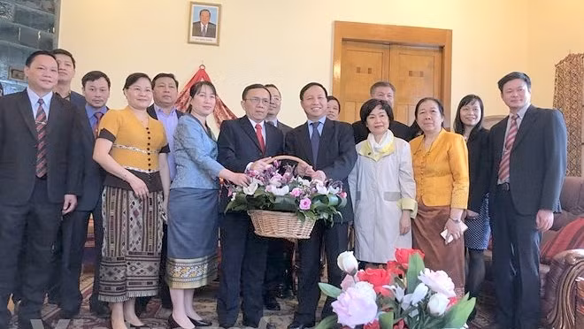 L’Ambassade du Vietnam en Russie salue le Nouvel An traditionnel du Laos. Photo: VNA.