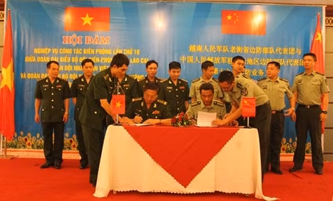 Cérémonie de signature du mémorandum pour 2015 entre les provinces de Quang Binh et de Khammouane. Photo: bienphong.vn.