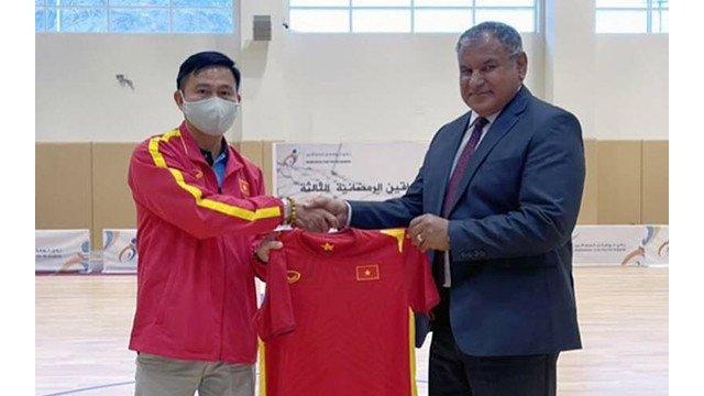 Le chef de la délégation vietnamienne de futsal Trân Anh Tu (à gauche) présente une chemise de souvenir au chef de la délégation irakienne. Photo : VFF.