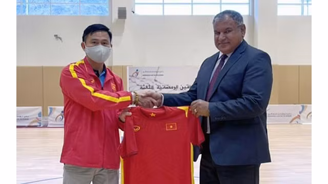 Le chef de la délégation vietnamienne de futsal Trân Anh Tu (à gauche) présente une chemise de souvenir au chef de la délégation irakienne. Photo : VFF.
