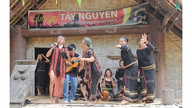 Une grande variété d’activités culturelles sur le thème de la « Mélodie de la forêt » au village culturel et touristique du Vietnam. Photo: Village culturel et touristique du Vietnam