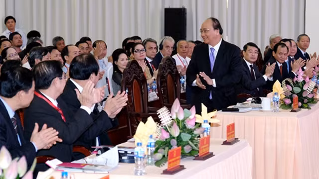 Le PM Nguyên Xuân Phuc (debout) au Forum sur le développement des débouchés des fruits et légumes et du réseau logistique pour l’agriculture et la ruralité, le 18 décembre dans la province de Dông Thap (delta du Mékong). Photo : VGP.