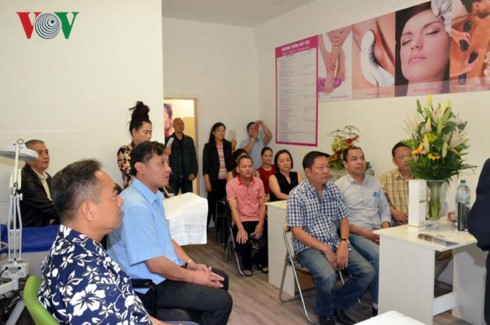 La 1ère promotion “Dông Xuân Nails & Spa” à Berlin a commencé le 24 juin. Photo: VOV.
