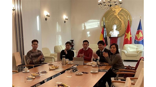 Le représentant de l'Ambassade du Vietnam en Allemagne et les dirigeants de VGI à Berlin. Photo : VNA.