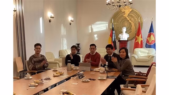 Le représentant de l'Ambassade du Vietnam en Allemagne et les dirigeants de VGI à Berlin. Photo : VNA.