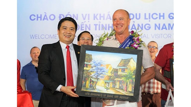 Le touriste, Paul Oldham, venu du Royaume-Uni, est le 4,6 millionième visiteur étranger à Quang Nam. Il a reçu des cadeaux de souvenir des dirigeants de la province de Quang Nam. Photo: https://baoquocte.vn