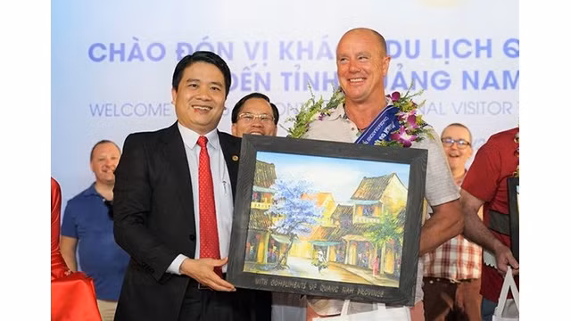 Le touriste, Paul Oldham, venu du Royaume-Uni, est le 4,6 millionième visiteur étranger à Quang Nam. Il a reçu des cadeaux de souvenir des dirigeants de la province de Quang Nam. Photo: https://baoquocte.vn