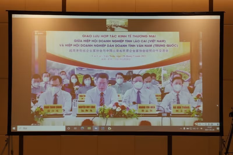 Des entreprises de Lào Cai participent au visioconférence. Photo : BQT.