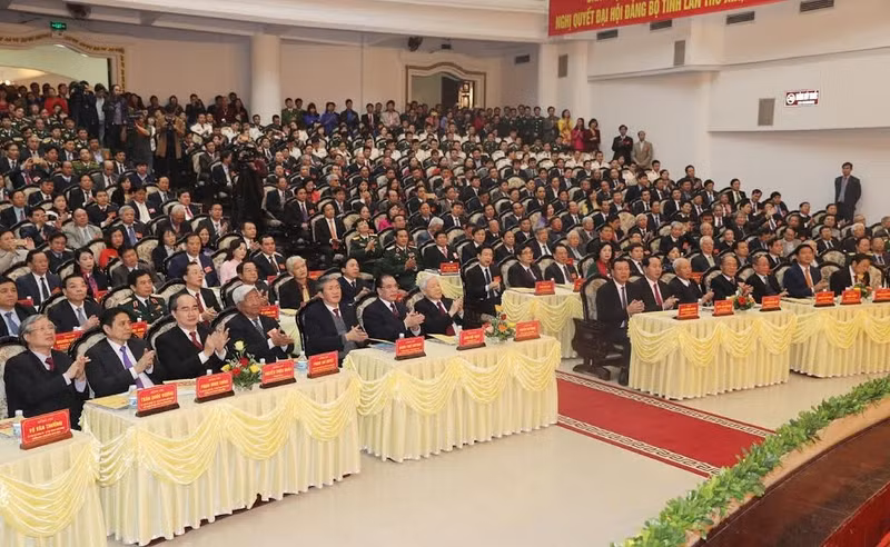 Le Secrétaire général du PCV, Nguyên Phu Trong; le Président de la République, Trân Dai Quang; et des dirigeants, d'anciens dirigeants du Parti et de l’État vietnamiens ont assisté, ce jeudi, à la cérémonie. Photo: NDEL.