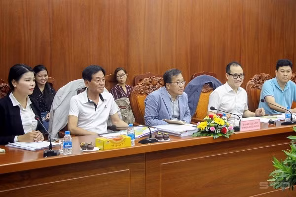 La délégation sud-coréenne lors de la séance de travail avec les représentants du Comité populaire de la province de Soc Trang (au Sud), le 22 juin à Soc Trang. Photo: baosoctrang.org.vn.