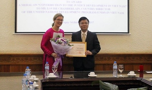 Louise Chamberlain, directrice du PNUD au Vietnam (à gauche) décernée l’insigne «Pour l’œuvre de la justice», le 14 juin à Hanoi. Photo: baophapluat.vn. 