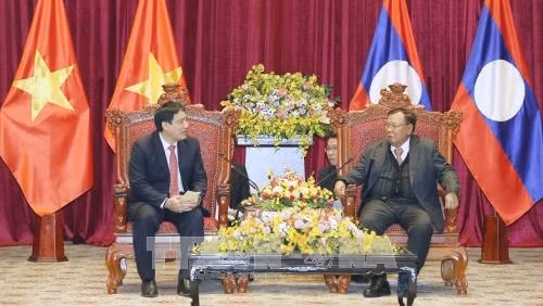 Le Secrétaire général du PPRL et Président laotien, Bounnhang Vorachith (à droite), et le secrétaire du Comité du PCV de la province de Nghê An, Nguyên Dac Vinh. Photo: VNA.