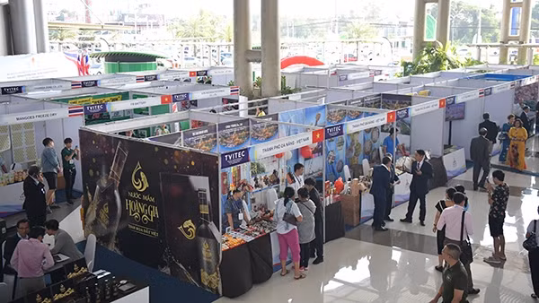 Avec plus de 80 stands, les entreprises vietnamiennes et thaïlandaises ont l’occasion de présenter leurs divers produits et services de haute qualité. Photo: NDEL.