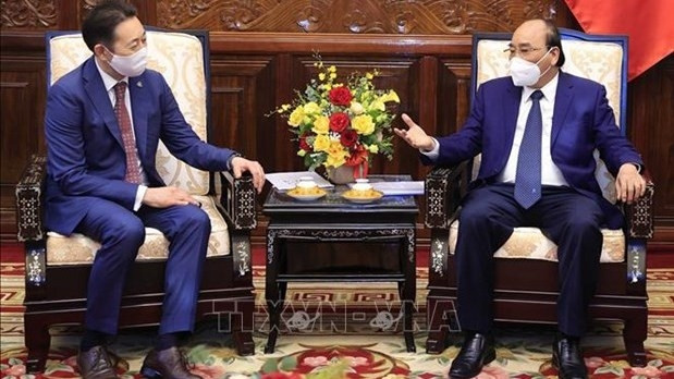 Le Président Nguyên Xuân Phuc (à droite) et le directeur exécutif du Secrétariat de la Conférence pour l’interaction et les mesures de confiance en Asie, Kairat Sarybay, à Hanoi, le 8 avril. Photo : VNA