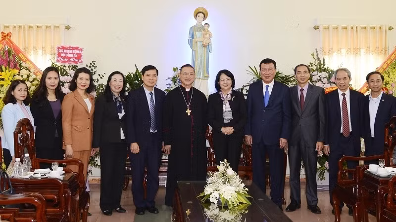 La Vice-Présidente Dang Thi Ngoc Thinh (5e, à droite) présente ses vœux de Noël au diocèse de Bùi Chu. Photo : VNA.