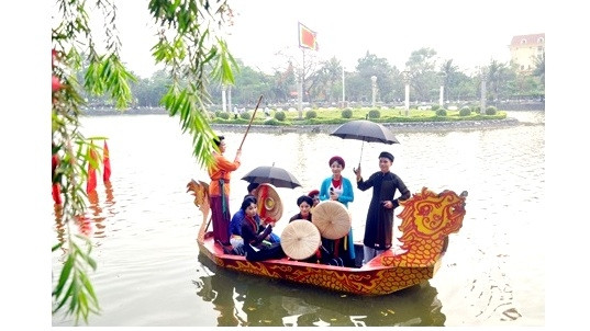 Un numéro de "quan ho" (chant alterné) interprété lors de la fête de Phô Hiên. Photo: baohungyen.vn. 