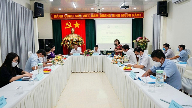 La séance de travail pour recueillir des opinions pour le projet de gestion durable du site Ramsar dans le parc national de Mui Cà Mau. Photo : Journal Thoi Dai.
