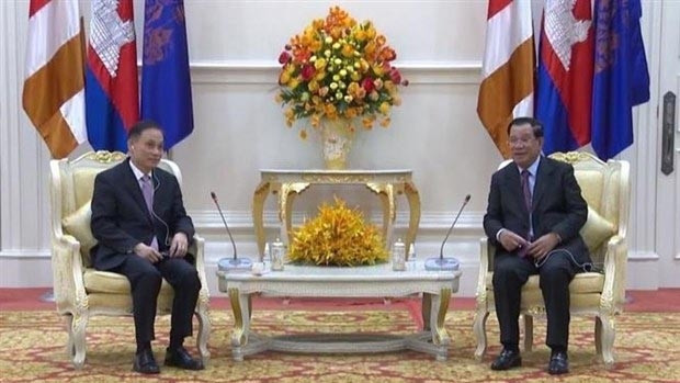 Le président du Parti du peuple cambodgien et Premier ministre Samdech Techo Hun Sen (à droite) et Lê Hoài Trung, chef de la Commission des Relations extérieures du Comité central du Parti communiste du Vietnam. Photo : VNA.
