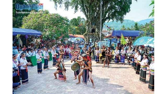 Représentation des gongs des Cor lors de la fête du temple de Truong Bà. Photo : Journal Quang Ngai.