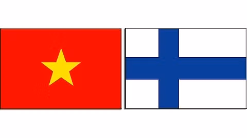 Les drapeaux du Vietnam et de la Finlande. Photo: NDEL.
