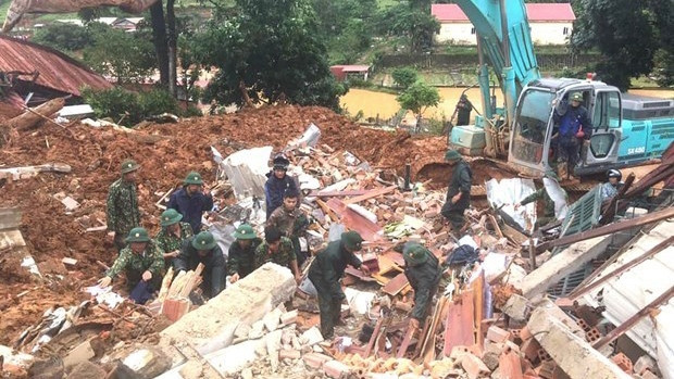 Des équipes de secours étaient sur place à la recherche d'autres soldats de l’unité 337 de la région militaire 4 enfouis sous la boue et les rochers. Photo : VNA.