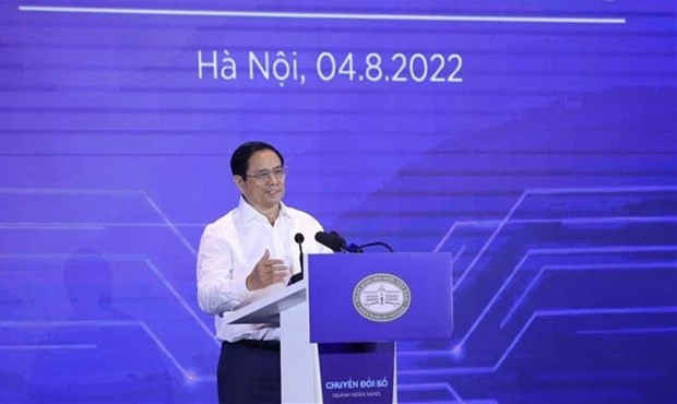 Le Premier ministre vietnamien, Pham Minh Chinh, travaille avec les dirigeants de la Banque d’Etat du Vietnam et des banques commerciales. Photo : VNA.