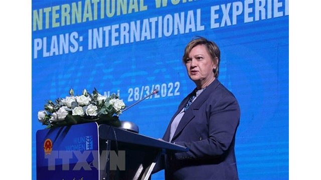 La représentante d’ONU Femmes au Vietnam, Elisa Fernandez Saenz lors du séminaire. Photo : VNA.