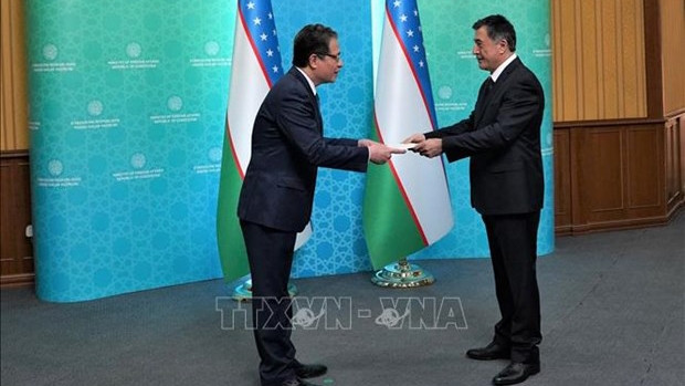 L'ambassadeur du Vietnam Dang Minh Khôi (à gauche) présente ses lettres de créances au ministre ouzbek des Affaires étrangères par intérim Vladimir I.Norov. Photo: VNA