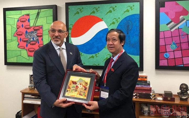 Le ministre de l'Education et de la Formation du Vietnam, Nguyên Kim Son (à droite), et son homologue britannique, Nadhim Zahawi. Photo : NDEL.