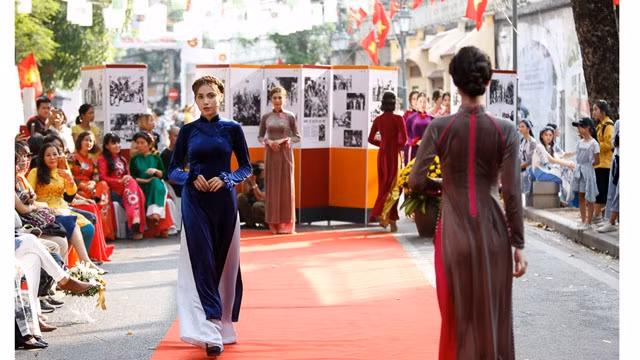 Défilé de mode « Couleurs de l’automne de Hanoi » dans la rue Phùng Hung. Photo : hanoimoi.com.vn.