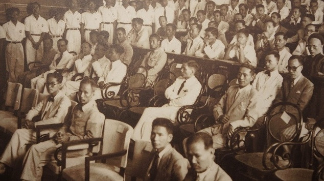 Le président Hô Chi Minh assiste à la cérémonie de rentrée scolaire de l’Université nationale du Viêtnam de Hanoi (13/11/1945).