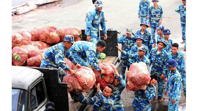 Délivrance des cadeaux du Têt et produits alimentaires aux habitants et aux soldats de Truong Sa. Photo: VNA