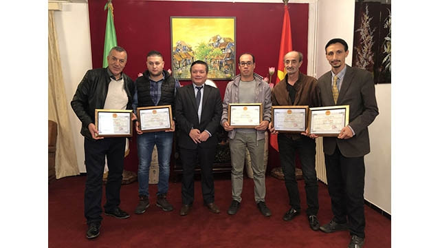 L’ambassadeur Pham Quôc Tru remet des satisfécits à 5 producteurs de films algériens et un correspondant de la chaîne télévisée El Hayat. Photo : https://baoquocte.vn