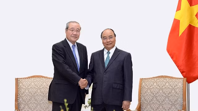  Le Premier ministre Nguyên Xuân Phuc (à droite) et Koichi Miyata, président du SMFG et de la SMBC. Photo : NDEL