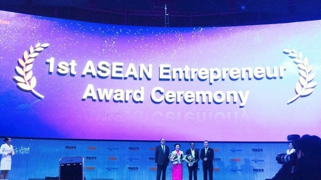 Nguyên Thi Nga est honorée lors de World Knowledge Forum 17. Photo: VTC New.
