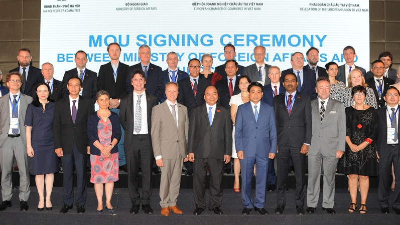 Le Premier ministre Nguyên Xuân Phuc (6e à droite, 1er rang) et de participants à la conférence « Meet Europe 2018 », le 25 mai à Hanoi. Photo : Trân Hai/NDEL