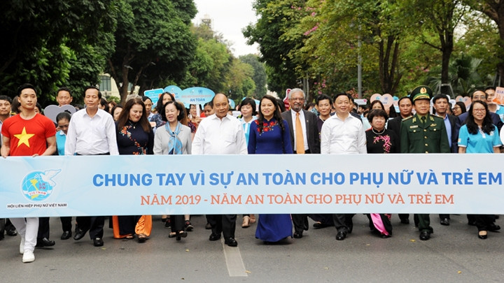 Le Premier ministre Nguyên Xuân Phuc à la cérémonie de lancement de « l’Année de la sécurité des femmes et des enfants ». Photo : Trân Hai/NDEL