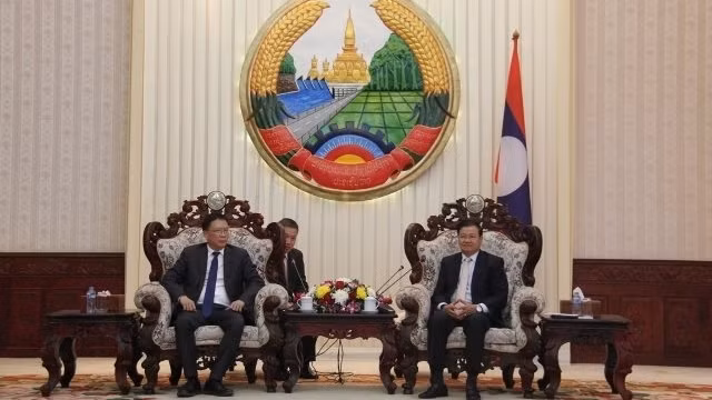 Le professeur Châu Van Minh, président de l'Académie des sciences et technologies du Vietnam (à gauche), et le PM laotien, Thongloun Sisoulith. Photo: NDEL