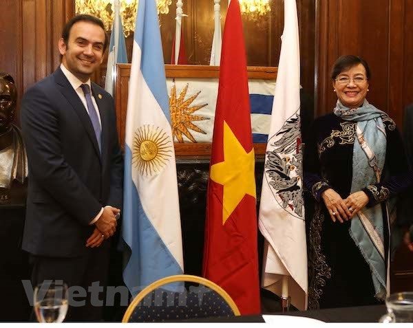 La présidente du Conseil populaire de Hô Chi Minh-Ville, Nguyên Thi Quyêt Tâm, et le premier vice-président du parlement de Buenos Aires, Javier Francisco Quintana. Photo : VNA.