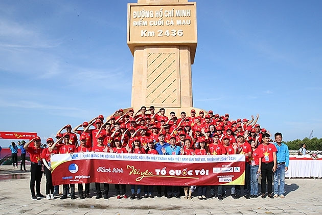 La délégation de l’Itinéraire « J’aime ma Patrie » 2019 au pied du monument marquant la fin de la légendaire piste Hô Chi Minh. Photo : NDEL.