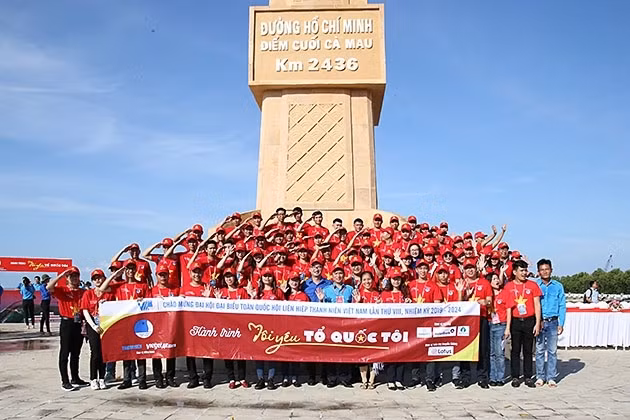 La délégation de l’Itinéraire « J’aime ma Patrie » 2019 au pied du monument marquant la fin de la légendaire piste Hô Chi Minh. Photo : NDEL.