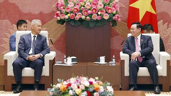 Le Président de l’AN du Vietnam, Vuong Dinh Huê (à droite), et Anouphap Tounalom, secrétaire du Comité central du Parti révolutionnaire populaire du Laos, secrétaire du Comité municipal du Parti, président du Conseil populaire de la capitale Vientiane. Photo : VNA.