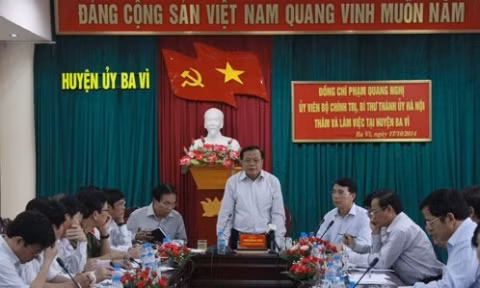 Le secrétaire du Comité municipal du PCV de Hanoi, Pham Quang Nghi travaille avec les responsables du district de Ba Vi. Photo: Hanoimoi.
