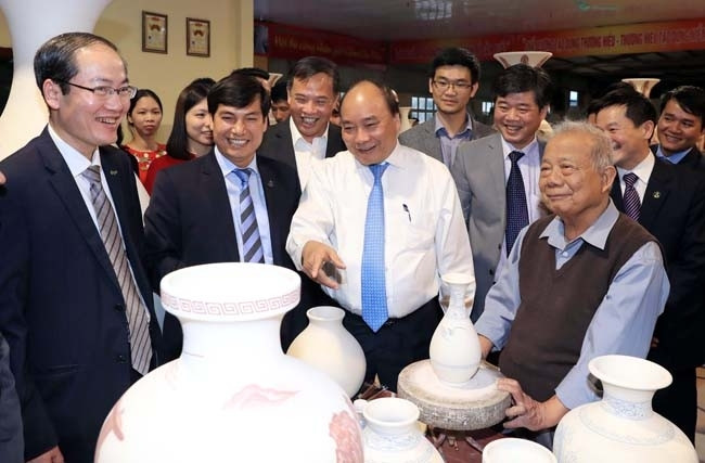 Le PM vietnamien Nguyên Xuân Phuc (en chemise blanche) visite la compagnie par actions de céramique de Chu Dâu, le 8 avril, à Hai Duong. Photo : VNA.