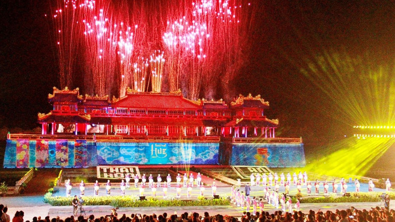 Spectacle de lumière et deux collections d’ao dai intitulées «Pureté» et «Lotus et Phénix». Photo : NDEL. 